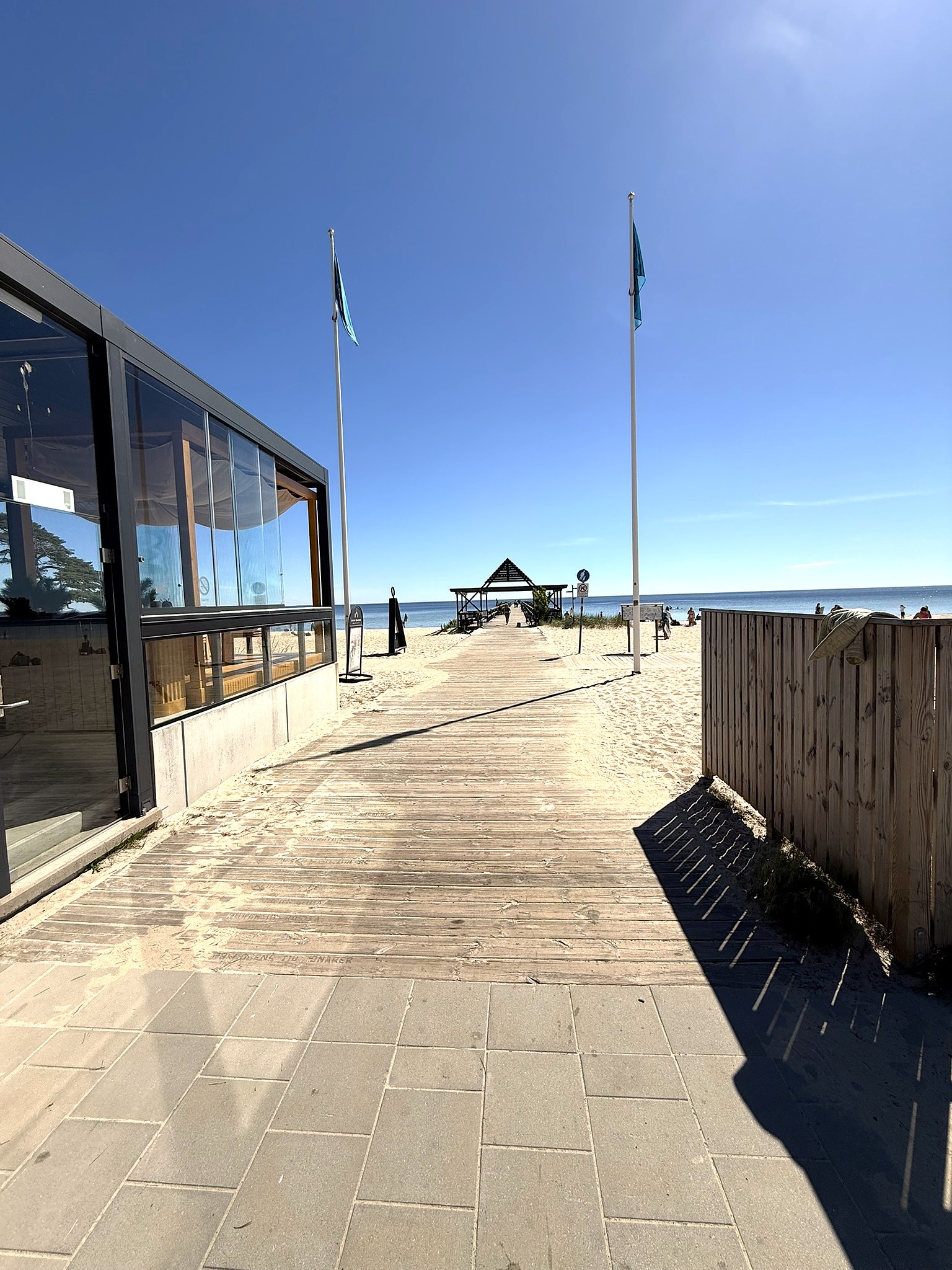 Åhus Brygga går långt ut i havet