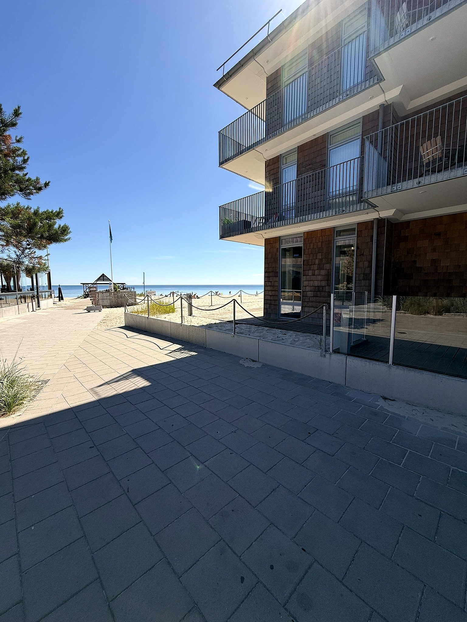 Stranden och bryggan precis utanför dörren